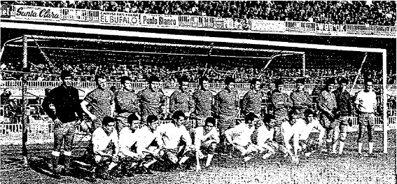 Foto Bert. Publicada el 27-12-1967 en Mundo Deportivo. Podemos apreciar los dos tipos de porterías, la reglamentaria más pequeña y la experimental, bajo cuyo travesaño forman ambos equipos.