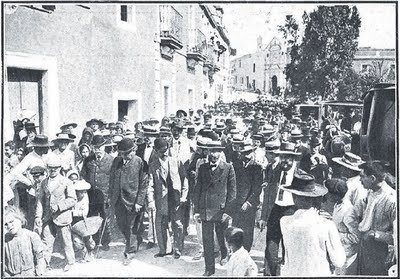 Lebrija (Sevilla) en 1905. El conde de Romanones, ministro de Agricultura, dirigiéndose desde el Ayuntamiento a visitar las casas de los obreros.