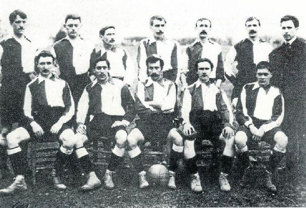 Alfred Mills “Alfredo el inglés”, de pie, tercero por la izquierda, en una formación de su Athletic Club bilbaíno.