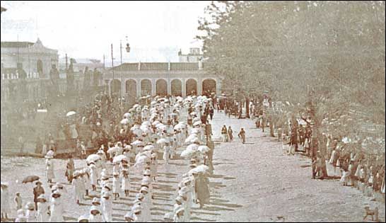 Las Fiestas de Minerva de 1909 frente a la Catedral de Guatemala. 