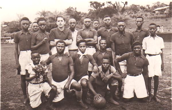 Equipo juvenil de San Carlos, en la Guinea Española, con Antonio Pedrazas, su único jugador blanco.