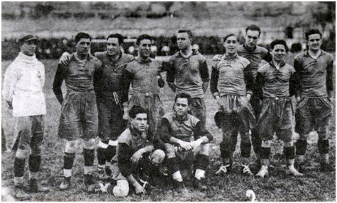 Óscar, primero por la izquierda de pie, en la selección asturiana que se proclamó campeona de España, derrotando a Galicia en Vigo por 3-1, el 23-II-1923. Junto a él forman: Germán, Zabala, Bolado, Bango, Argüelles, Amán, Barril y Meana. Sentados: Comas y Corsino.