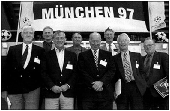 Supervivientes en 1997. De izquierda a derecha, Bill Foulkes, Harry Gregg, Dennis Viollet; Jackie Blanchflower, Bobby Charlton,Ray Wood, Ken Morgans y Albert Scanlon. (Falta Berry, fallecido en 1994).