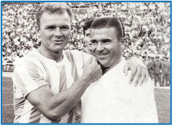 Kubala saluda a Puskas en los prolegómenos de un partido correspondiente a 1963-64. Puskas esa campaña se proclamaría máximo anotador. 