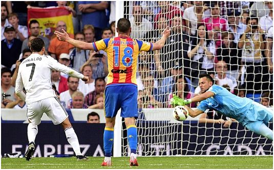 Diego Alves parando un penalty lanzado por Cristiano Ronaldo el 9 de mayo de 2015