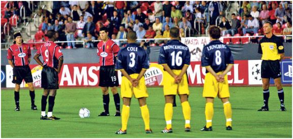 Jugadores del Mallorca y Arsenal junto al árbitro durante el minuto de silencio por los atentados del 11-S Fuente: Diario de Mallorca. 
