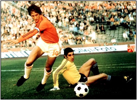 Capitán y alma de la selección holandesa en el mundial de Alemania (1974), con una raya menos en la camiseta “Adidas” como protesta ante lo que él consideraba injusticia de esa marca.