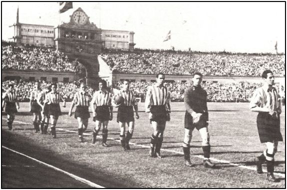 Final de Copa correspondiente a 1944. Oceja, como capitán, encabeza la salida del At. Bilbao al césped de Montjuich. Tras él Lezama, Zarra, Celaya, Bertol, Iriondo…