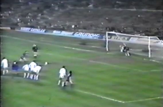 Captura de pantalla del momento en el que Quini ejecuta el segundo lanzamiento ante el Real Madrid