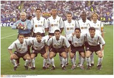 Subcampeón de Liga de Campeones 2001. De pie: Cañizares, Pellegrino, Carew, Baraja, Angloma, Mendieta. Agachados: Kily González, Aimar, Ayala, Juan Sánchez, Carboni.