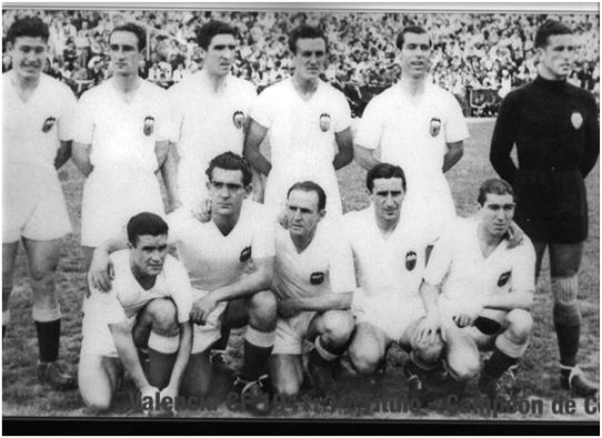 Campeón de Copa 1941. De pie: Asensi, Álvaro, Juan Ramón, Amadeo, Sierra, Pío. Agachados: Epi, Mundo, Gorostiza, Lelé, Bertolí.