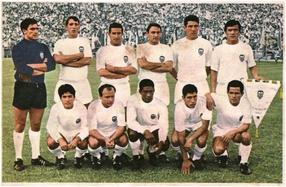 Campeón Copa del Rey 1966-67. De pie: Abelardo, Sol, Mestre, Tatono, Paquito, Roberto Gil. Agachados: Poli, Guillot, Waldo, Claramunt, Jara.