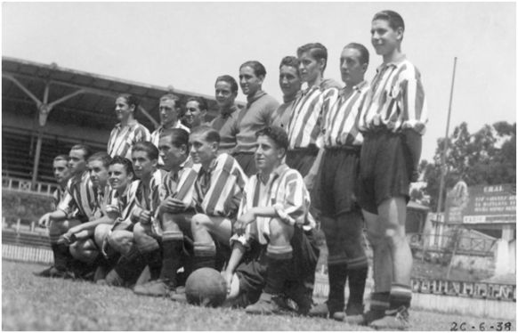 Equipo de cachorros del Athletic Club en junio de 1938. De pie y de izquierda a derecha: Manu Viar, Bertol, Eguskiza, Idígoras, Kirschner, Echevarría, Larrazábal, Gamechogoicoechea (Gamecho) y Lecue. Arrodillados y de izquierda a derecha: Lejardi, Díez, Saldaña, Nico Viar, Cándido Gardoy (Macala), Justel, Izaguirre y González. (Marca, 03-01-39).