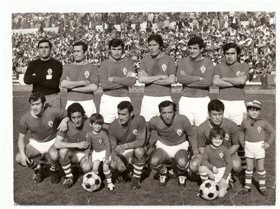 Formación 1972-73: De pie: Ojeda, Ponce, José, Abel Pérez, Ruiz Abellán, Canito. Agachados: Chinchurreta, Murciano, Vera Palmes, Juárez, López Coll.