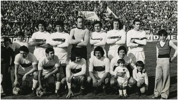 Formación 1974-75: De pie: Indio, González, Esteban, Carrasco, Montero, Llompart. Agachados: Sitjà, Jaime Cano, Rubén Cano, Gómez Voglino, Alfonseda.