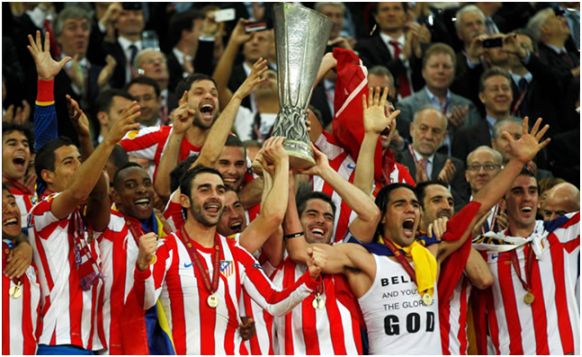 Europa League 2013-14: Celebración del título de campeón con la exhibición del trofeo por los jugadores del Club Atlético de Madrid.