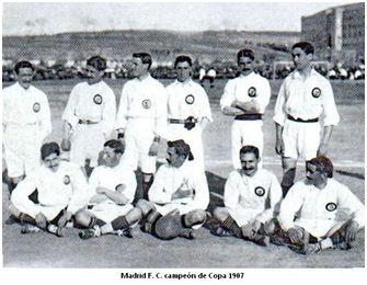 Equipo del Madrid FC campeón de España de 1907. De pié Berraondo, J. Yarza, Alcalde, E. Normand, M. Yarza, Quirante. Agachados Parages, Prast, J. Giralt, Revuelto, A. Giralt.