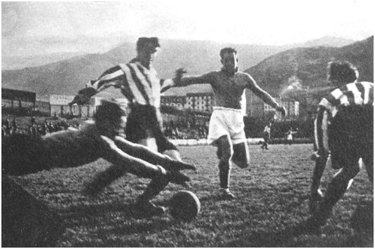 FOTO: San Mamés. 15 de enero de 1939. Bilbao Athletic Club, 3 – Erandio, 1. Echevarría evita en magnífica estirada el peligro para su meta. Autor: Elorza. (Fuente: Marca de 25 de enero de 1939).