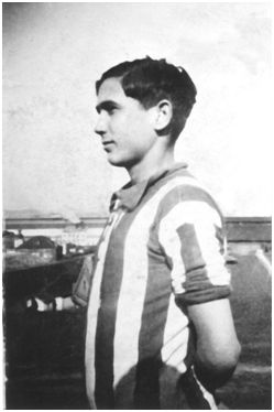 José Luis Justel Bollar, nacido en Sestao el 9 de abril de 1920 y dado por desaparecido en la Batalla del Ebro (frente de Gandesa) el 10 de noviembre de 1938, cuando tan sólo contaba con 18 años de edad. Probablemente sea la última fotografía tomada a este jugador vistiendo la camiseta rojiblanca. (Cortesía de la familia López Justel).