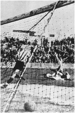 San Mamés, 6 de enero de 1939. Zaldúa, delantero centro de la Real Sociedad, logró marcar el único tanto, a pesar de la salida del portero bilbaíno, Echevarría. (Autor: Elorza. Fuente: Marca de 18 de enero 1939).