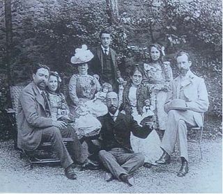 Alfonso Albéniz Jordana (Barcelona, 1886), de pie junto a su familia. Su padre, Isaac Albéniz es el primero de la izquierda. Alfonso Albéniz fue jugador (el primero en jugar en el FC Barcelona y en el Real Madrid), árbitro, directivo, diplomático…