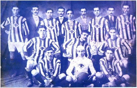 Formación del Club Deportivo Aguileño en 1910. Gabriel García, sentado a la derecha de la imagen, fue el capitán del equipo que se desplazó a Orán