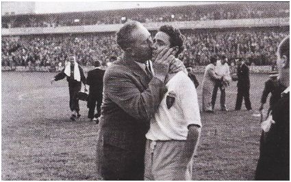 Berkessy besa a Belló tras la gran remontada en el partido de Copa frente al Athletic