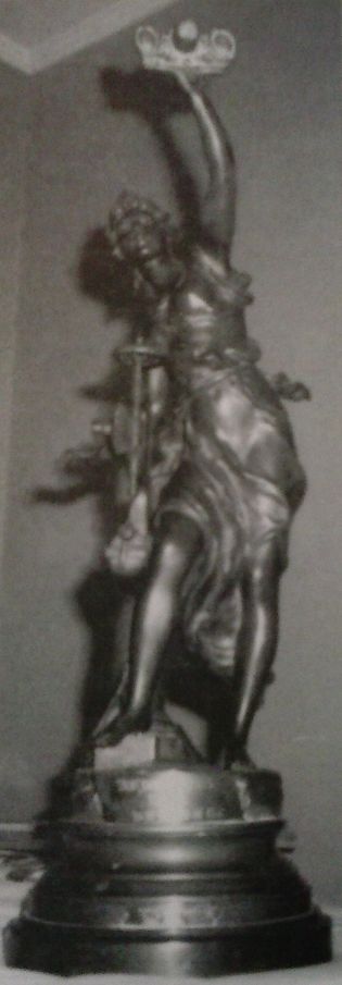 Foto: «Industrie», la escultura en bronce que sirvió de galardón para el choque Santander-Avilés.