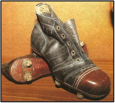 Unas botas de este tipo, aunque probablemente sin tacos y con tiras de cuero en las suelas, debieron ser las primeras elaboradas artesanalmente en España.