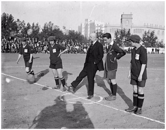 Imagen 1: Ramon Claret y Joan Bert (autores), (1914-1920): “kickoff de Narcís Masferrer a un partit de futbol femení”. Arxiu Nacional de Catalunya. Fons ANC1-64/Bert i Claret (fotoperiodistes). Código de Referencia: ANC1-64-N-1712.