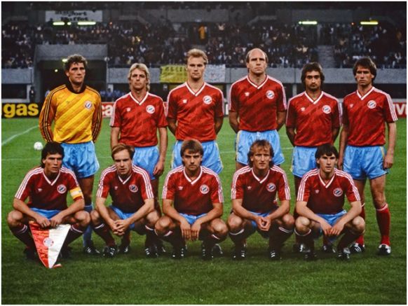 Este es el Bayern que cayó en 1987 ante el Oporto. De pie: Jean-Marie Pfaff, Norbert Nachtweih, Hans Pflüngle, Dieter Hoeneß, Helmut Winklhofer y Hans Flick; agachados: Lothar Matthäus, Michael Rummenigge, Norbert Eder, Andreas Brehme y Ludwig Kögl.