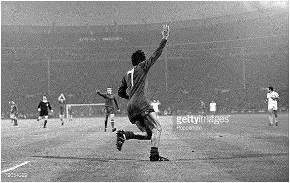 George Best celebra tras marcar el 2-1 ante el Benfica en Wembley. Foto: Gettyimages