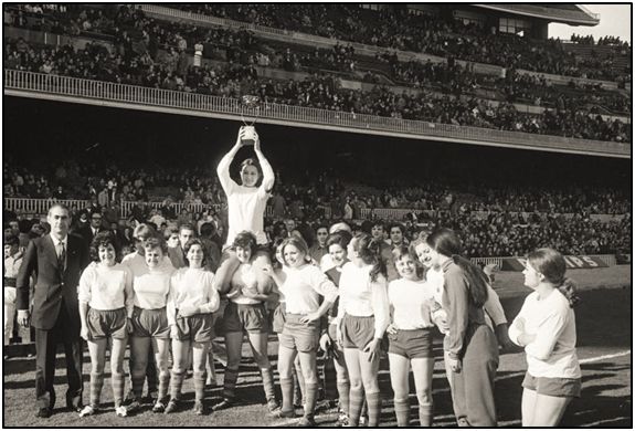 Colofón del partido disputado en el Camp Nou barcelonés, el 25 de diciembre de 1970. Ramallets y sus pupilas reciben el aplauso de un público todavía incrédulo. Las españolas no es que quisieran jugar fútbol. ¡Es que ya lo hacían!