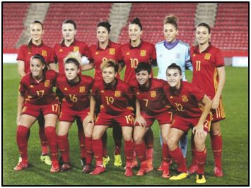 Selección española de 2017. Aún hay gradas semivacías, pero viniendo de donde viene nuestro fútbol femenino, su progresión resulta formidable.