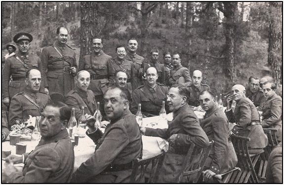 Mandos militares durante el banquete en los pinares de Tenerife, durante unas maniobras. Aquella concentración constituyó una decisiva toma de posiciones, plasmada no mucho más tarde en el alzamiento armado y la inmediata Guerra Civil.