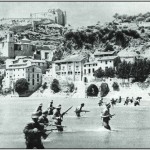 Tropas republicanas vadean el Ebro a la altura de Miravent. La contienda se eternizó en el frente aragonés y varios futbolistas cayeron durante los meses de avances, repliegues, o lucha encarnizada.