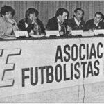 Asamblea de la AFE. José Manuel, Villar, Quino y Asensi, futbolistas reconocibles en la mesa presidencial. Un viejo proyecto cobraba tintes de realidad.
