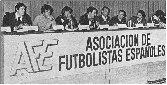 Asamblea de la AFE. José Manuel, Villar, Quino y Asensi, futbolistas reconocibles en la mesa presidencial. Un viejo proyecto cobraba tintes de realidad.
