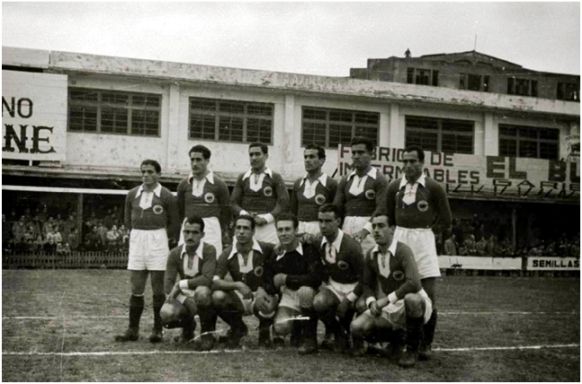 Formación 1945-46. Arriba: Barceló, Pérez, Peralta, Conesa, Enrique, Sánchez. Agachados: Sicart, Pancho Villegas, Soro, Chipía, Català.