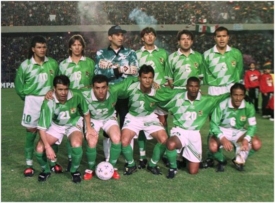 La Selección boliviana posa antes de la semifinal de la Copa América de 1997, en la que derrotaron a México por 3-1.
Autor: Pedro Ugarte. Fuente: Getty Images