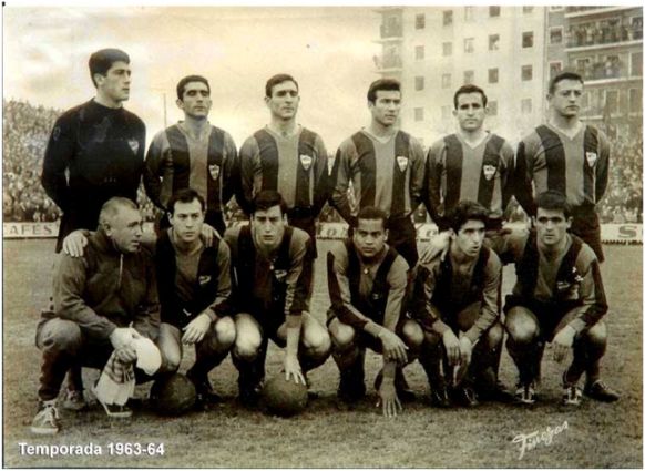 Formación 1963-64: De pie: Rodri, Victoriero, Pedreño, Calpe, Castelló, Vidal. Agachados: Vall, Domínguez, Wanderley, Pepín, Serafín.
