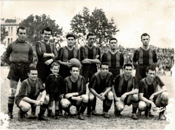 Formación 1947-48: Arriba: Alberto, Iturraspe, Llopis, Salvador, Fayos, Navarro. Agachados: Botella, Dolz, Martínez Catalá, Estellés, Escrivá.