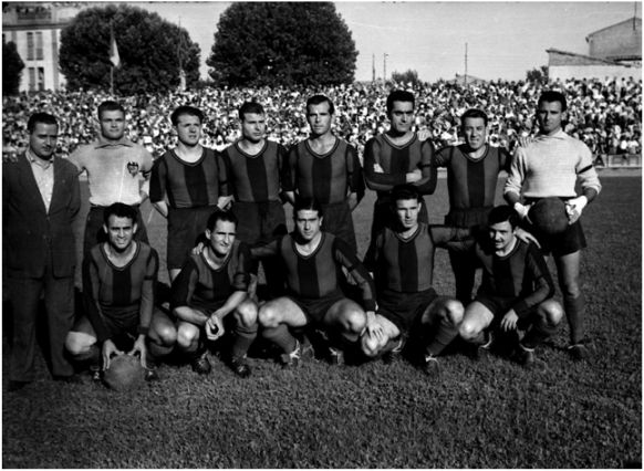 Formación 1951-52: Navarro, Mir, Pahuet, Mundo, Moreno, Dolz, Tur. Agachados: Riera, Soria, Picazo, Pueyo, Bonet.