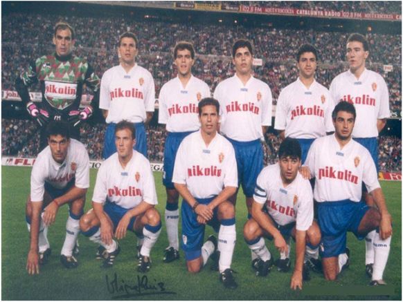 Formación 1993-94. Arriba: Cedrún, Poyet, Aragón, García Sanjuán, Nayim, Aguado. Agachados: Esnáider, Belsué, Solana, Higuera, Lizarralde.