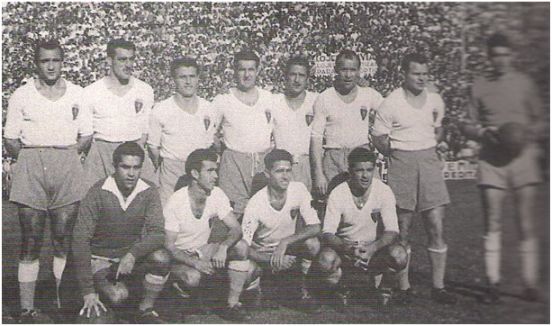 Formación 1951-52: Arriba: X, Esquerda, Zubeldia, Jugo, Venys, Calo, Hrotko. Agachados: Higinio, Noguera, Belló L., Rosendo Hernández.