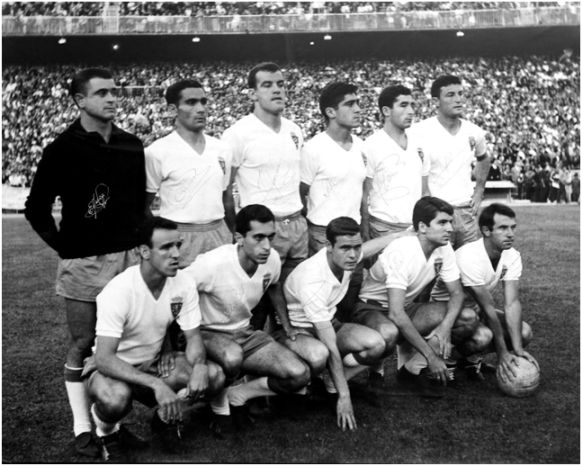 Campeón Copa Generalísimo 1963-64. Arriba: Yarza, Cortizo, Santamaría, Reija, Isasi, Pepín. Agachados: Canario, Santos, Marcelino, Villa, Lapetra.