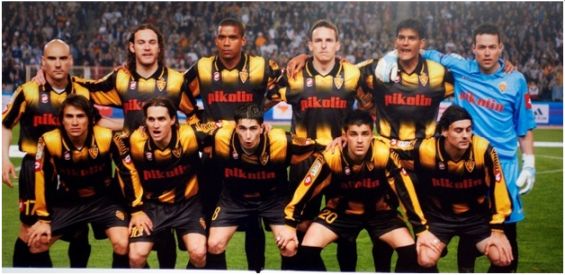 Formación Campeón Copa del Rey 2003-04: Arriba: Movilla, Milito, Alvaro, Cuartero, Toledo, Láinez. Agachados: Ponzio, Savio, Cani, Villa, Dani.