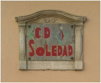 Placa del antiguo local social del CD Soledad (archivo del autor)