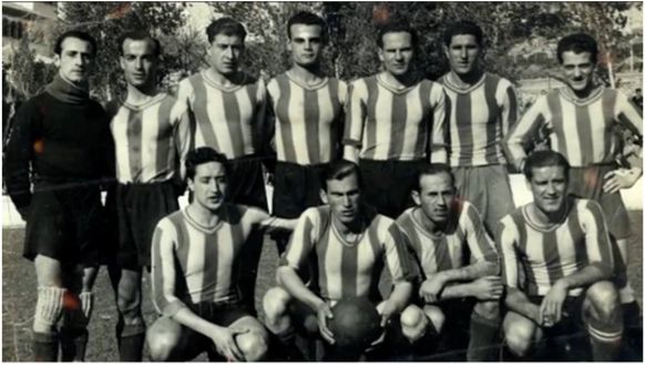 Formación 1941-42: Arriba: Francàs, x, Colomer, Curta, Trías, Trujillo, Ferrer. Agachados: Farró, X, Espada, Gómez.