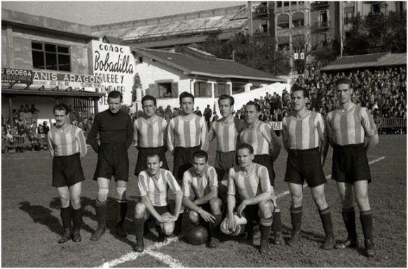 Formación 1942-43. Arriba: Ferrer, Francàs, Colomer, Farró, Portabella, Villabeitia, Isán, Mateu. Agachados: Barbé, Fusellas, Trías.